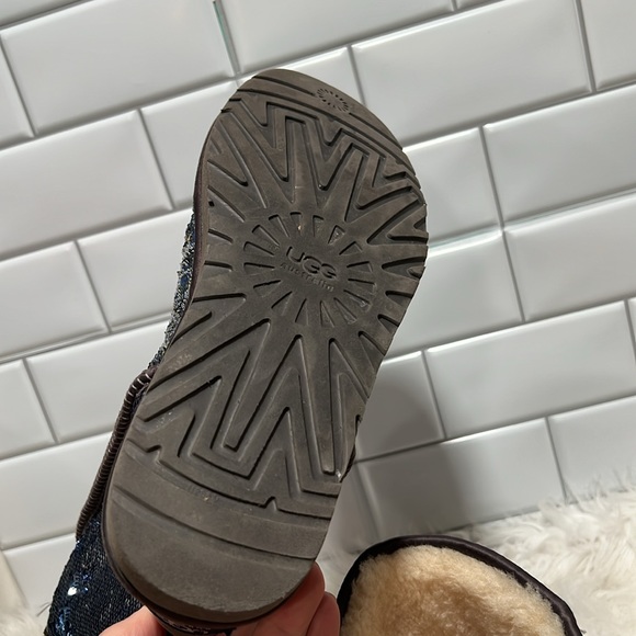 UGG Women's Classic Short Blue Silver Sequin Boots Booties Size 6 Sheepskin Fur - Picture 5 of 11